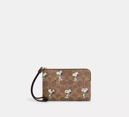 Coach X Peanuts - Corner Zip Wristlet In Signature Canvas With Snoopy Print